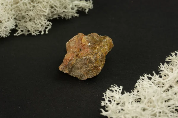 Andalusit Från Brasilien Eller Kina Naturlig Mineral Sten Svart Bakgrund — Stockfoto