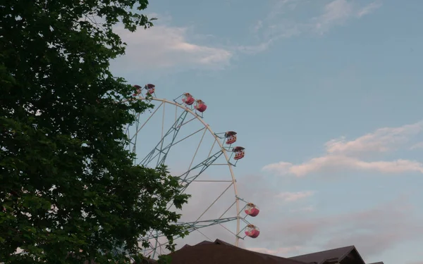 Grande roue aux couleurs vives contre le ciel couchant. Lazarevskoye, Sotchi, Russie, Sur la roue l'inscription Lazarevskoe — Photo
