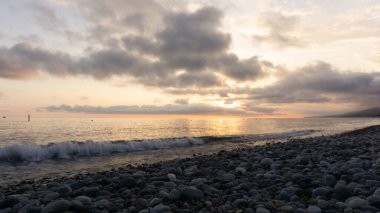 Karadeniz üzerinde inanılmaz sahil günbatımı. Lazarevskoye, Soçi, Rusya