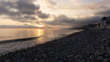 Karadeniz üzerinde inanılmaz sahil günbatımı. Lazarevskoye, Soçi, Rusya