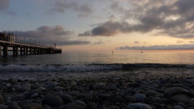 Karadeniz üzerinde inanılmaz sahil günbatımı. Lazarevskoye, Soçi, Rusya