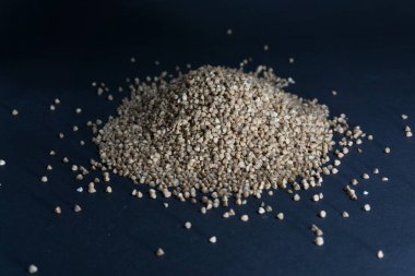 Siyah arka planda dağınık karabuğday taneleri