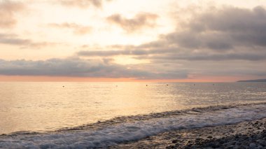 Karadeniz üzerinde inanılmaz sahil günbatımı. Lazarevskoye, Soçi, Rusya