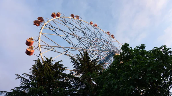 Brightly colored Ferris wheel against the sunset sky. Lazarevskoye, Sochi, Russia, On the wheel the inscription Lazarevskoe — Stock Photo, Image