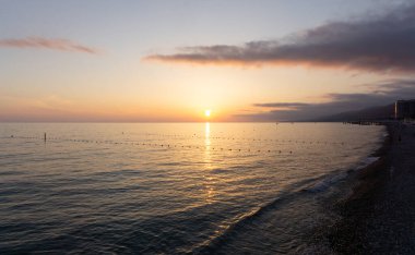 Karadeniz üzerinde inanılmaz sahil günbatımı. Lazarevskoye, Soçi, Rusya