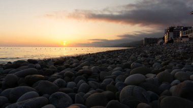 Karadeniz üzerinde inanılmaz sahil günbatımı. Lazarevskoye, Soçi, Rusya