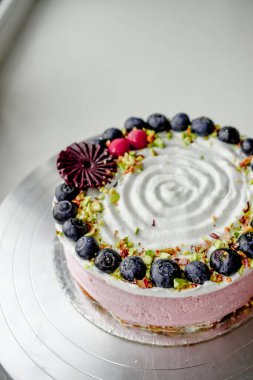 Çilekli çiğ yaban mersinli kek. Çilekli jöleli vejetaryen kaju kremalı cheesecake glütensiz. Laktoz şekersiz doğum günü çölü. İç mekan fotoğrafı