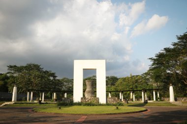 Tarla ve bahçede kare heykel.