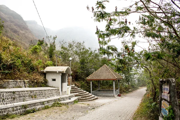 Journey to the temple in mountain — Stock Photo, Image