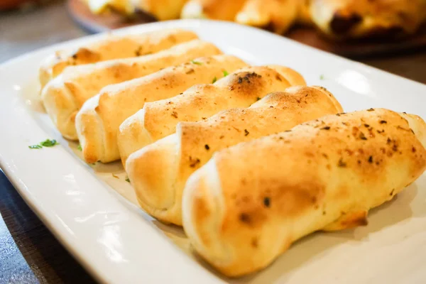 Carne de queijo Roll-Ups on Plate. Delicioso sabor dos alimentos — Fotografia de Stock