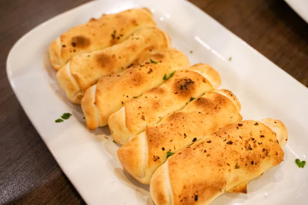 Carne de queso Roll-Ups en plato. Delicioso sabor a comida — Foto de Stock