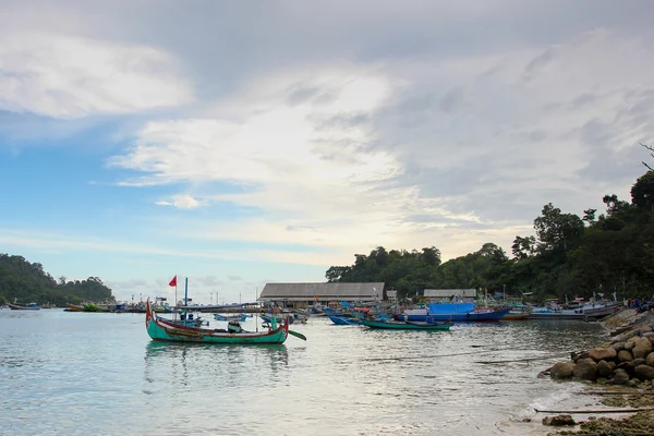 Malang Güney kesiminde sendang Biru plaj, uzun kuyruklu tekne ile Doğu Java Endonezya, yelken teknesi, ve yat — Stok fotoğraf