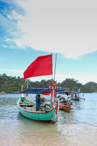 Playa de Sendang biru en la parte sur de Malang, este java indonesia con barco de cola larga, velero y yate — Foto de Stock