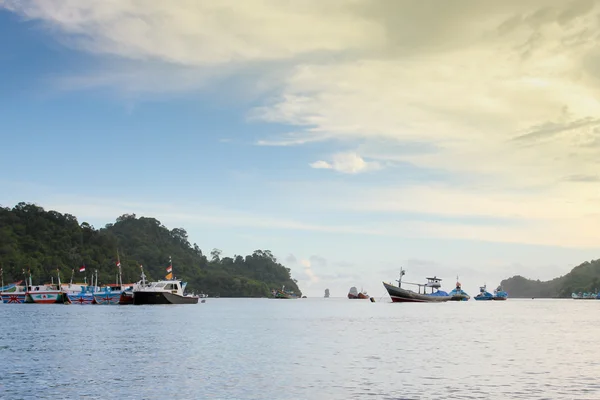 Malang Güney kesiminde sendang Biru plaj, uzun kuyruklu tekne ile Doğu Java Endonezya, yelken teknesi, ve yat — Stok fotoğraf