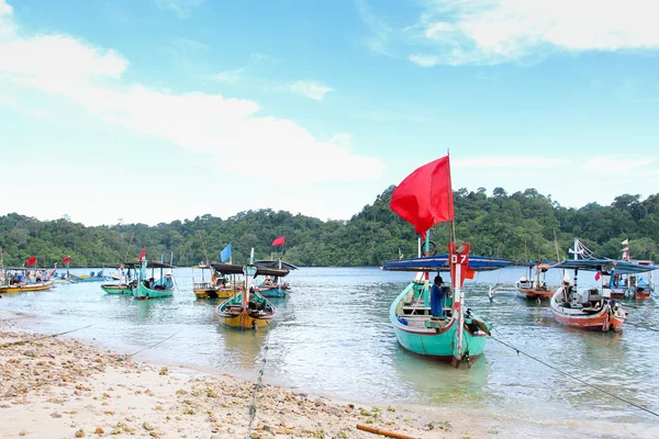 Plage de Sendang Biru dans la partie sud de Malang, à l'est de Java indonesia avec bateau à queue longue, voilier et yacht — Photo