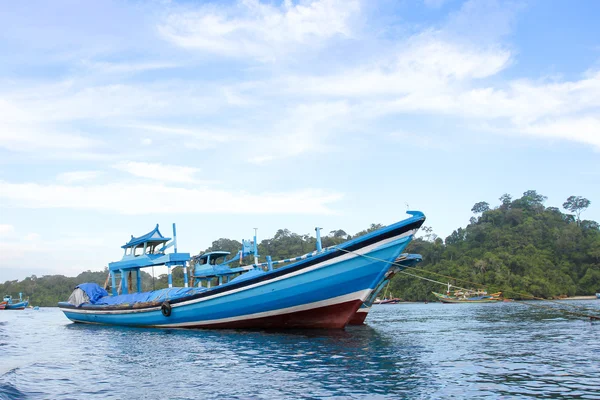 Playa de Sendang biru en la parte sur de Malang, este java indonesia con barco de cola larga, velero y yate — Foto de Stock