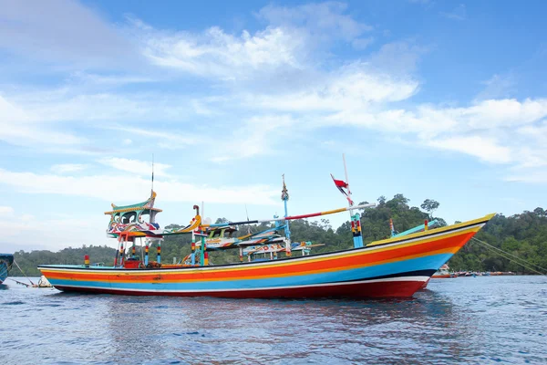 Playa de Sendang biru en la parte sur de Malang, este java indonesia con barco de cola larga, velero y yate — Foto de Stock