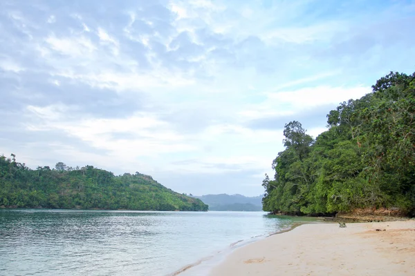 Sendang biru beach im südlichen teil von malang, ostjava indonesien mit long tail boat, segelboot und jacht — Stockfoto