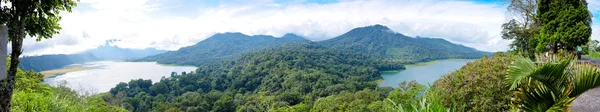 Lake Buyan (links) und Lake Tamblingan (rechts). Twin Lake berühmt auf Bali Island, Indonesien — Stockfoto