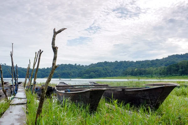 Barco de pesca en la isla del lago Tamblingan Bali, Indonesia — Foto de Stock