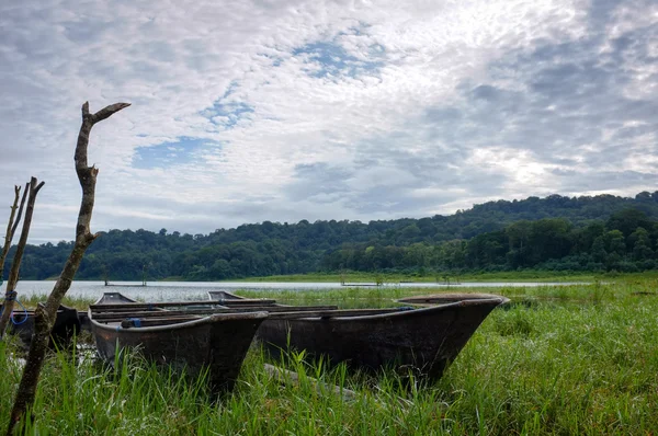 Barco de pesca en la isla del lago Tamblingan Bali, Indonesia — Foto de Stock