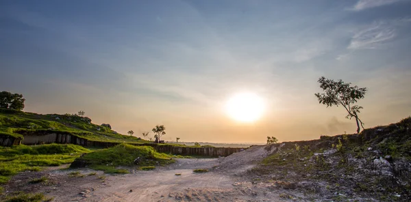 Jaddih białego wapienia hill, pote górskich w Bangkalan, wyspie Madura, Indonezja — Zdjęcie stockowe