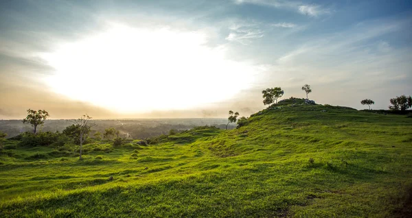 Jaddih białego wapienia hill, pote górskich w Bangkalan, wyspie Madura, Indonezja. pokryte pole trawa — Zdjęcie stockowe