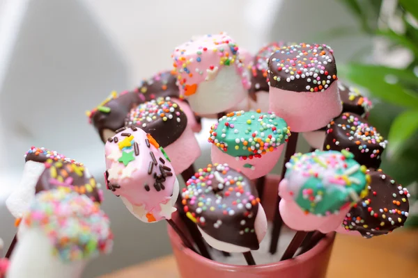 Sladkost marshmallow bonbóny s čokoládou a posyp pro sváteční výzdobou. — Stock fotografie