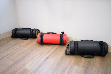 Spor salonunda spor çantası ya da spor çantası, fonksiyonel eğitim için.