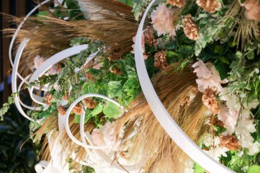 Müzik grubu sahne arkası süslemesi çiçek ve düğün süsüsüyle