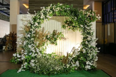 Düğün ya da doğum günü resepsiyonunda güzel bir fotoğraf kabini. Tatil fotokopi kabini dekoru, çiçekler ve ışıklar.