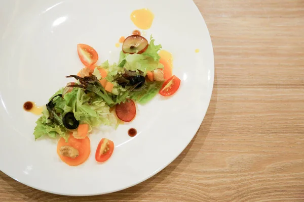 Frischer Gesunder Salat Und Gemüse Auf Weißem Teller — Stockfoto