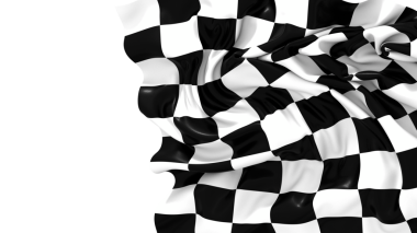 Havadaki kareli bayrak dalgaları yarışın sonunu işaret ediyor.