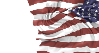 Beyaz üzerinde izole Amerikan bayrağı sallayarak