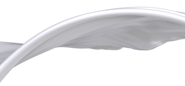 Siyah arkaplana sarılı beyaz bir kumaşın yakın plan görüntüsü. Yumuşak, akışkan kumaş zarafet ve lüks hissi yaratır. Basit kompozisyon, maddenin ve dokusunun güzelliğini vurgular..