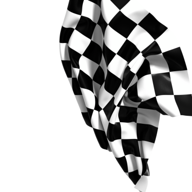 Rüzgardaki kareli bayrak dalgaları zaferin ve bitiş çizgisinin sembolü.