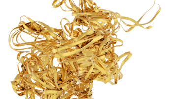 Parlak beyaz arkaplanda soyut altın kurdele çizimi