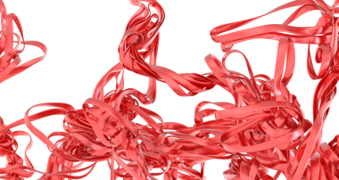 Parlak, temiz, beyaz bir arkaplanda yüzen soyut kırmızı kurdeleler