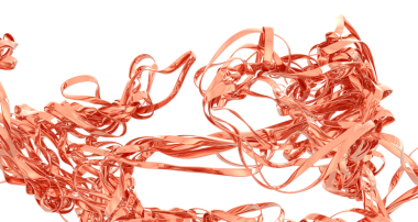 Soyut kırmızı kurdeleler beyaz arkaplanda izole edilmiş, zarafetle akıyor.