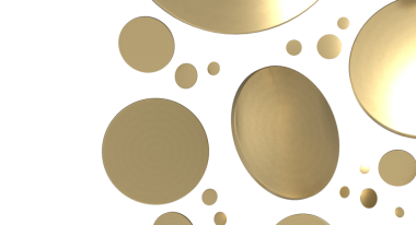 Beyaz, modern tasarım elementleri üzerinde soyut altın halkalar