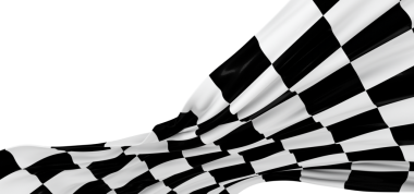 Yarış sona ererken rüzgarda dalgalanan kareli bayrak