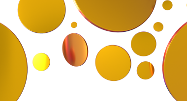 Parlak beyaz bir arkaplanda yüzen soyut altın halkalar