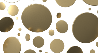 Parlak beyaz arkaplan üzerinde yüzen soyut altın halkalar, tasarım.