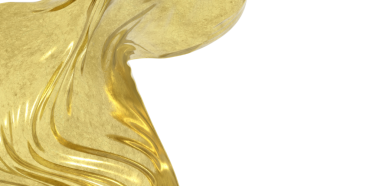 Beyaz Arkaplanda Zarif Altın Kumaş Dalgaları: Lüks Doku