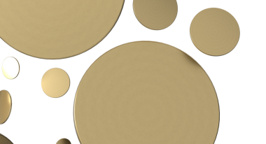 Beyaz zemin üzerinde soyut altın halkalar, metalik doku tasarımı