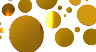 Beyaz arka planda yüzen soyut altın halkalar, minimalist.