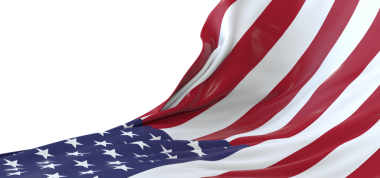 Beyaz arka planda izole edilmiş yıldız ve çizgilerle dalgalanan Amerikan bayrağı