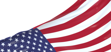 Amerikan Bayrağı Beyaz Arkaplana Karşı Gururla Dalgalanıyor, Özgürlüğün Sembolü