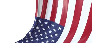 Beyaz arka planda yıldızlar ve çizgiler sallanan Amerikan bayrağı