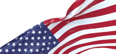 Rüzgarda gururla dalgalanan Amerikan bayrağı, beyaz arka plan